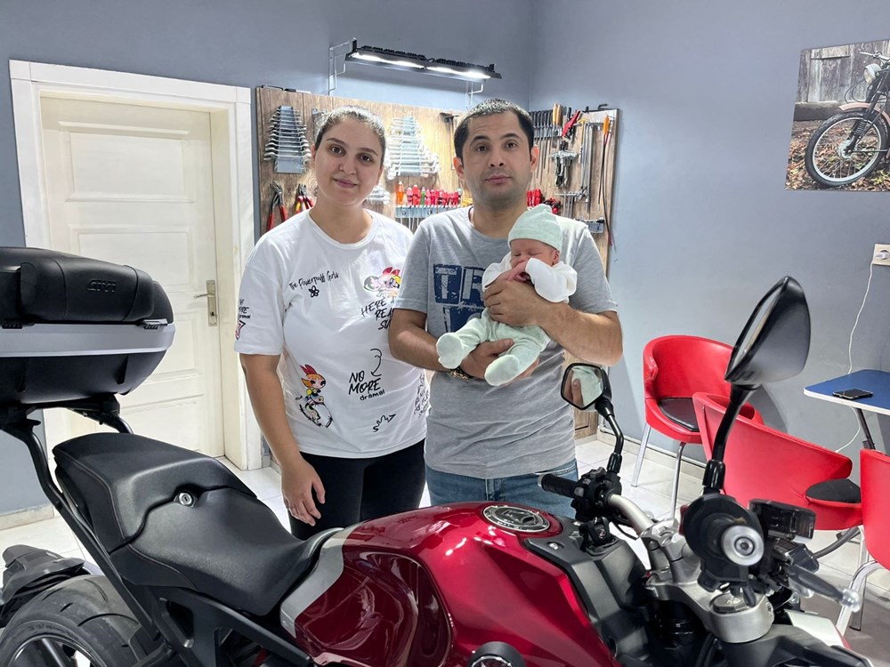 Motosiklet tutkunu çift bebeklerine ‘Honda’ ismini verdi!