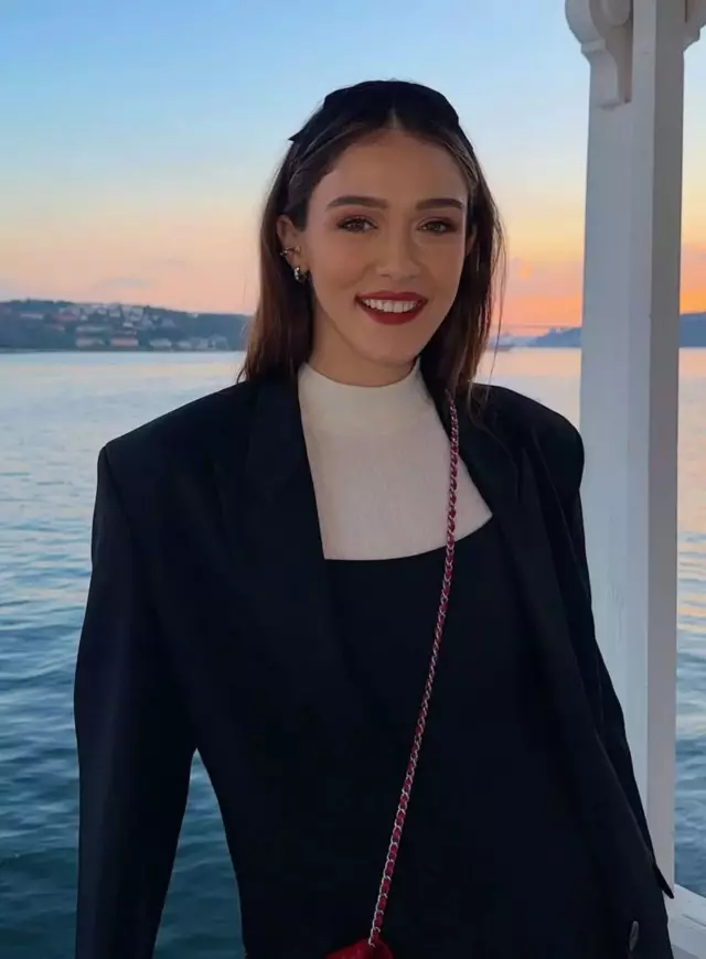 Milli Voleybolcu Zehra Güneş mini elbisesiyle dikkatleri topladı!