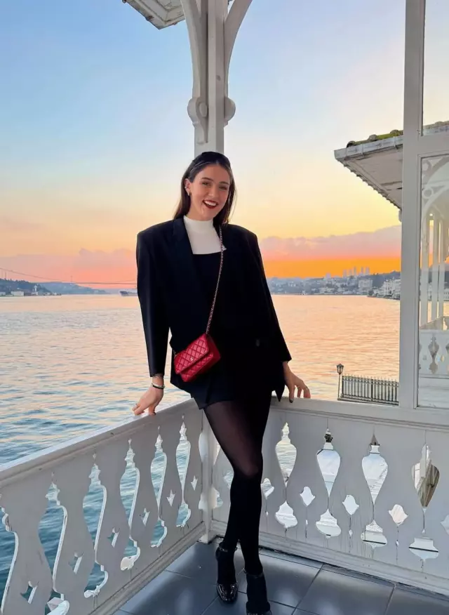 Milli Voleybolcu Zehra Güneş mini elbisesiyle dikkatleri topladı!