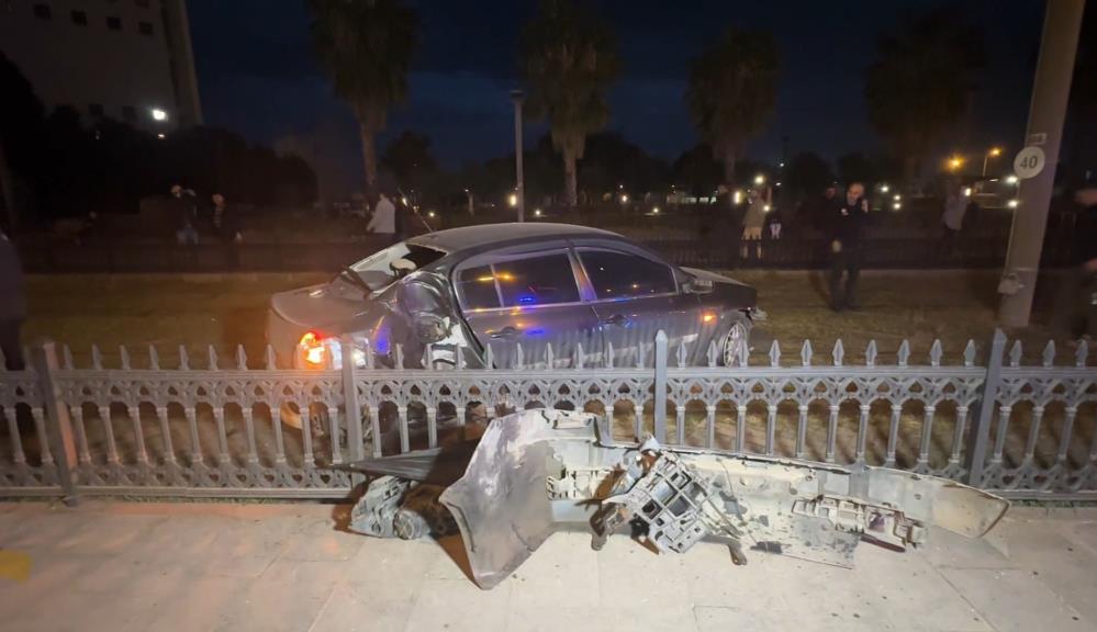 Samsun'da kazada otomobil tramvay yoluna girdi! Faciadan dönüldü