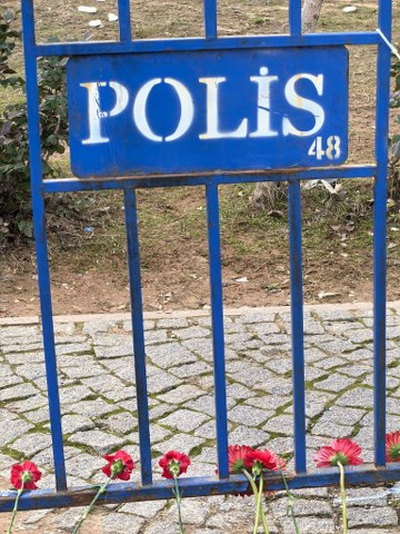 Muğla'daki helikopter kazası derinden sarstı! Vatandaşlar karanfille veda etti