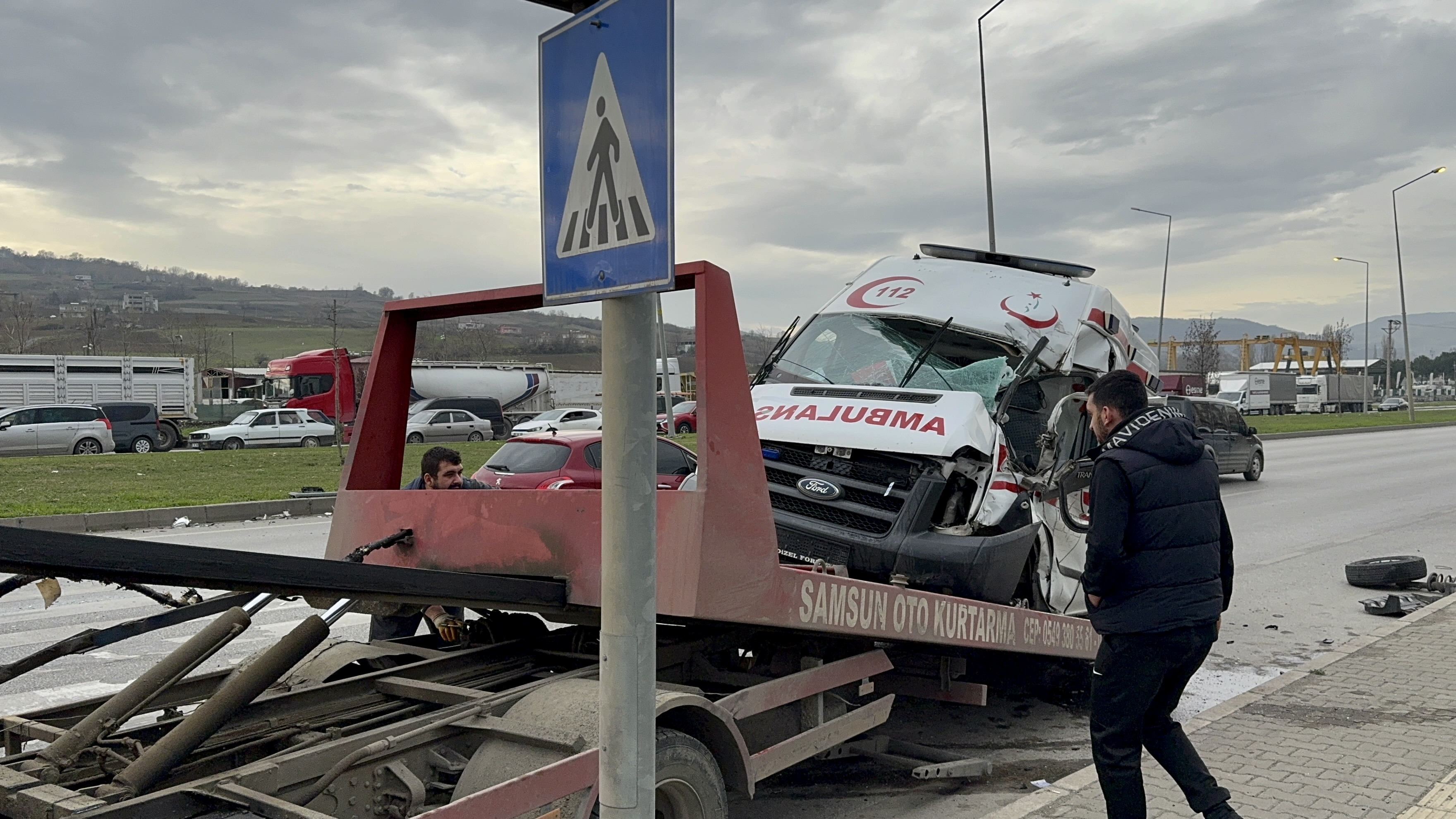 Samsun'da ambulans ile tır çarpıştı