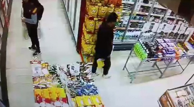 Market çalışanının dalgınlığından yararlandı çaldığı içkilerle kasadan çıktı