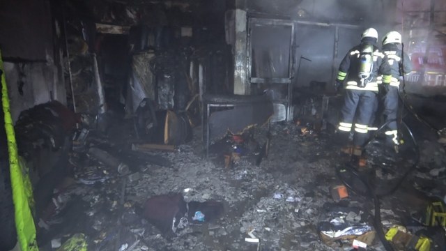 Samsun Bafra'da oto döşeme dükkanı alev alev yandı