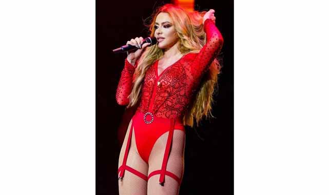 Hadise mini elbisesi ve danslarıyla ortalığı ateşe verdi