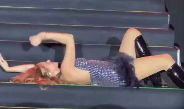 Hadise mini elbisesi ve danslarıyla ortalığı ateşe verdi