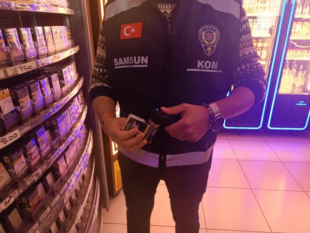 Samsun'da yılbaşı öncesi denetimler arttı! Polisler 25 adet kaçak elektronik sigara ele geçirildi