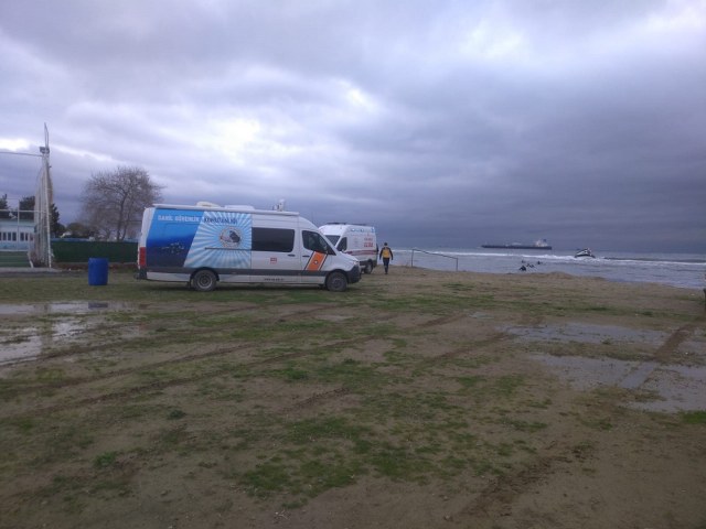 Fırtınada tekne yan yattı! 2 kişi mahsur kaldı