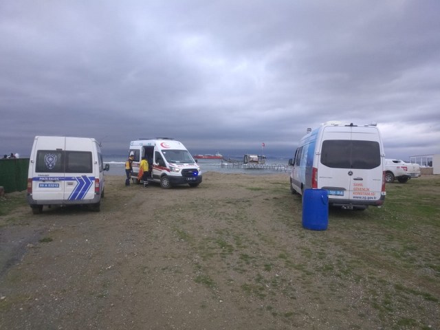 Fırtınada tekne yan yattı! 2 kişi mahsur kaldı