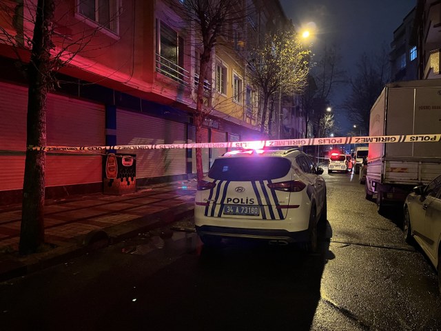 İstanbul'da sokak ortasında silahlı saldırı! 2 kişi yaralandı