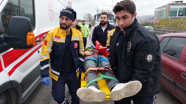 Samsun'da araç bariyerlere girdi 3 yaralı