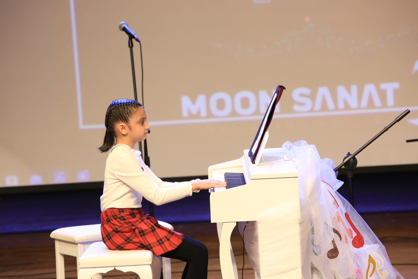 Moon Sanat Akademisi’nden muhteşem yıl sonu konseri