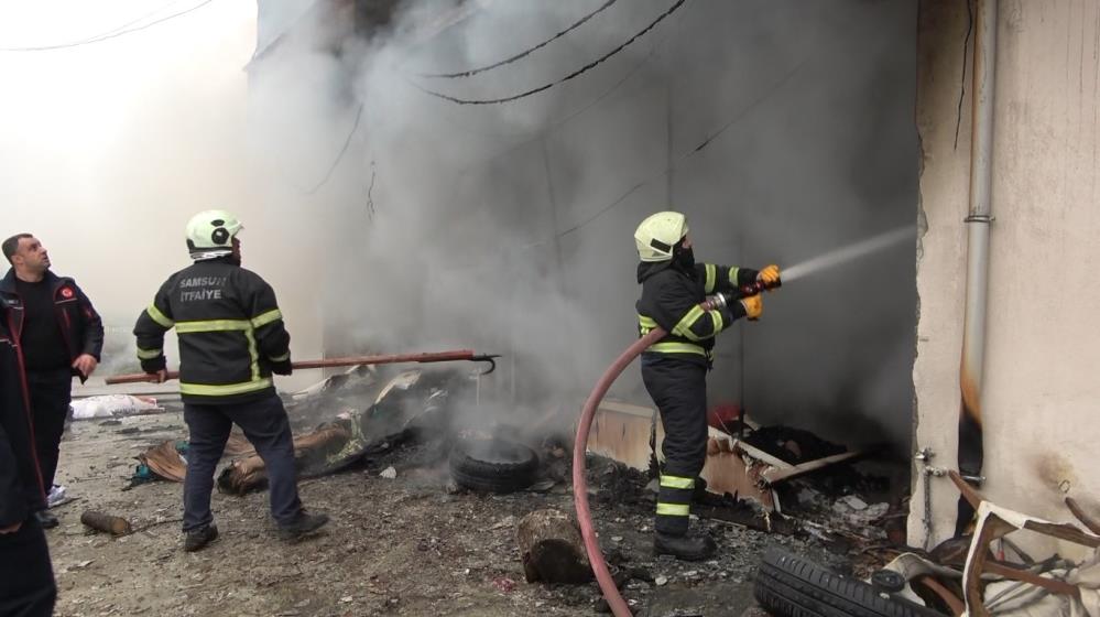 Samsun'da tekstil atölyesi alev alev yandı