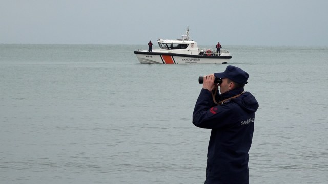 Samsun'da 2 balıkçı içindeyken batan tekne denizden çıkarıldı