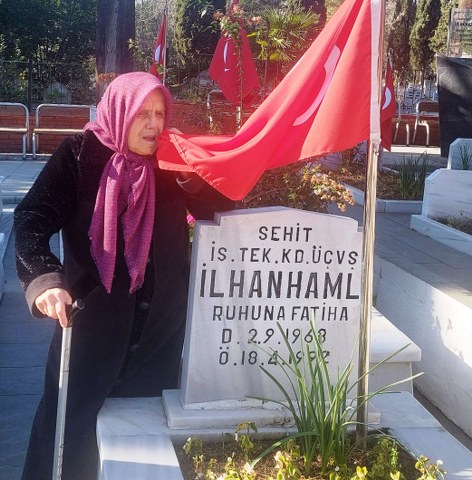 Samsunlu şehit İlhan Hamlı'nın annesi yeni yılın ilk gününde oğlunu yalnız bırakmadı