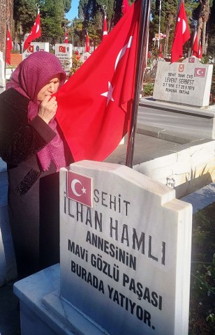 Samsunlu şehit İlhan Hamlı'nın annesi yeni yılın ilk gününde oğlunu yalnız bırakmadı