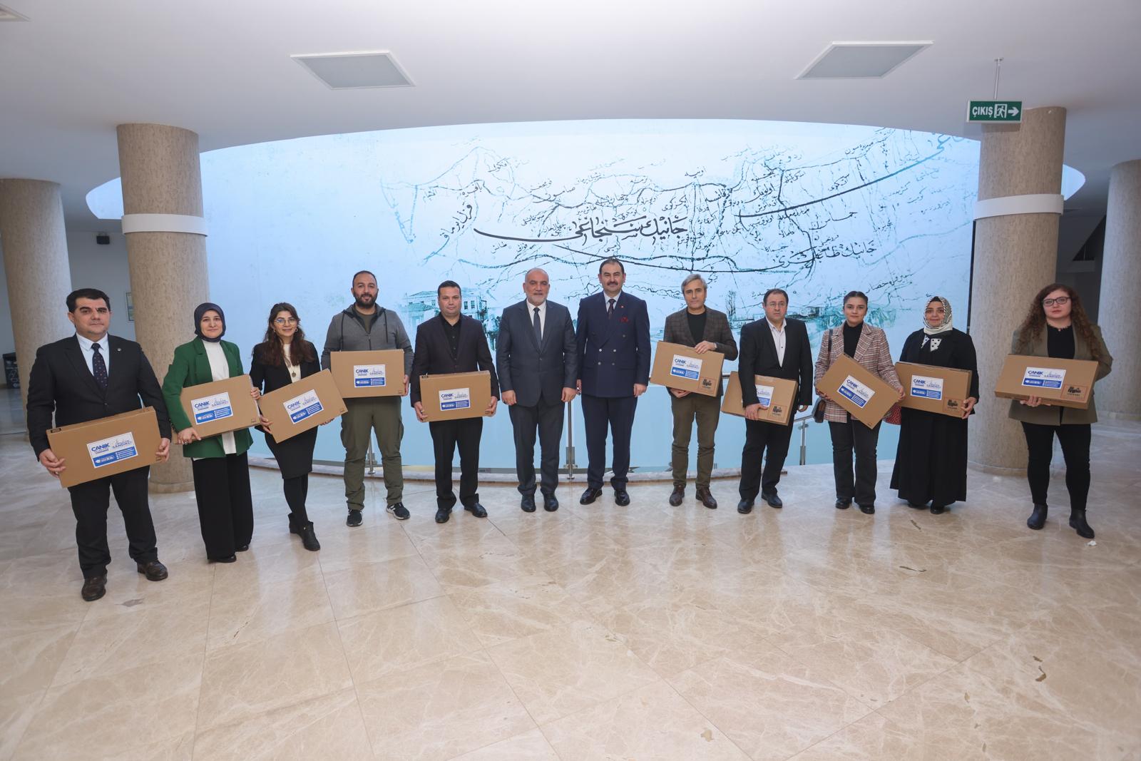 İbrahim Sandıkçı'dan öğretmenlere laptop hediyesi