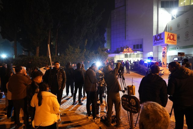 Ferdi Tayfur'un hayranları hastaneye akın etti! Gözyaşları sel oldu