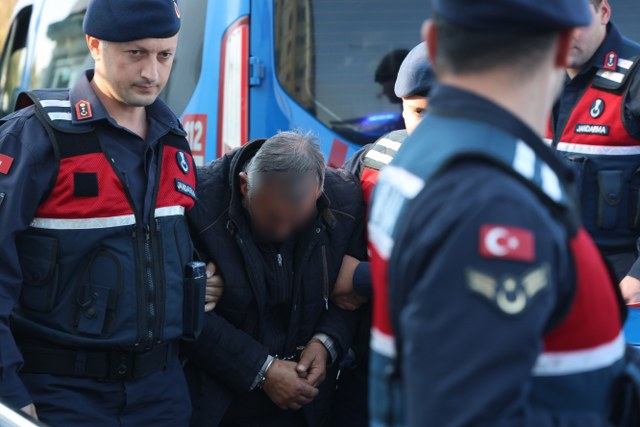 15 yaşındaki oğullarını öldürüp yok kenarına atan anne ve baba tutuklandı