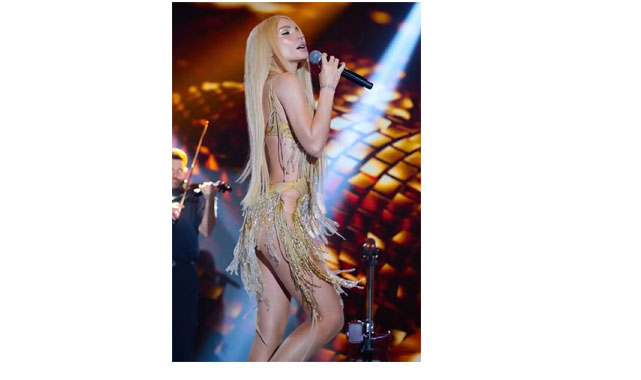 Gülşen altın sarısı elbisesiyle dikkatleri üzerine çekti