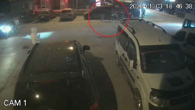 Arkadaşını bıçak öldürdü! Yardım etmeye çalıştıktan sonra kaçtı