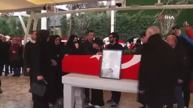 Ferdi Tayfur'un cenazesinde büyük kavga! Kızı ve yeğeni arasında gerilim