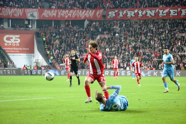 Samsunspor Holse'nin golleriyle Trabzonspor'u mağlup etti 