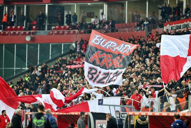 Karadeniz derbisinde Samsunspor taraftarı tribünleri doldurdu