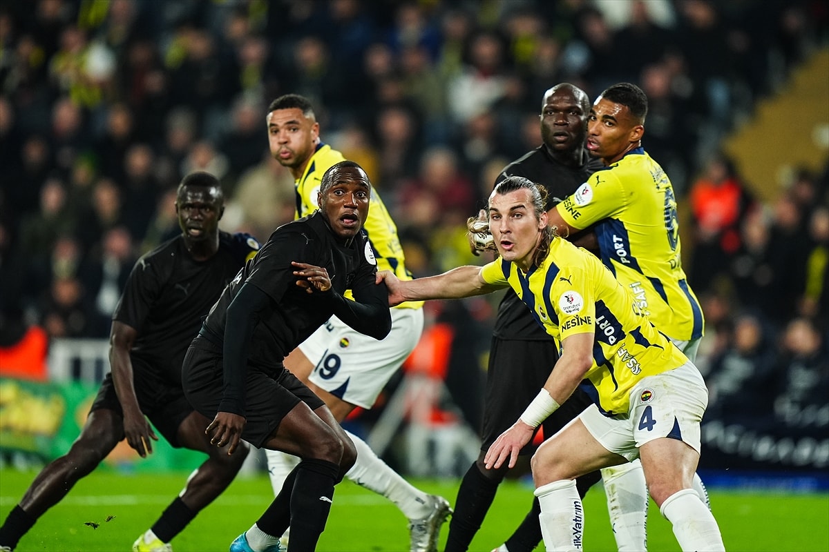 Fenerbahçe tribünü birbirine girdi: Yönetim istifa!