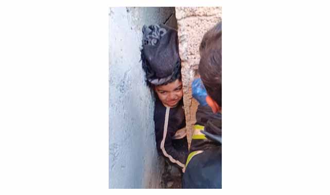 Yaramaz minik kafasını iki duvar arasına sıkıştırdı