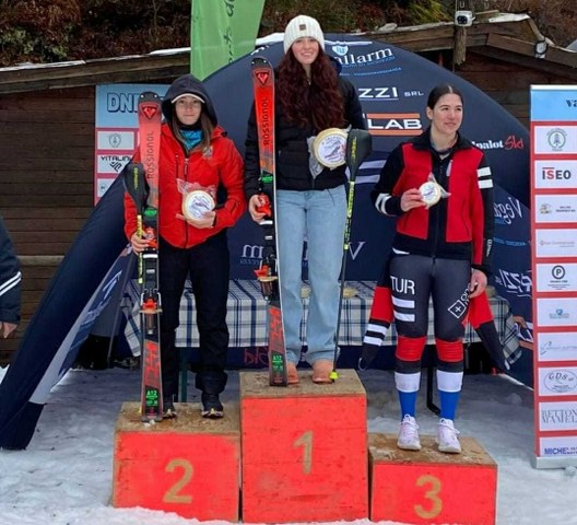 Milli kayakçı Ceren Reyhan Yıldırım İtalya'dan bronz madalya ile döndü