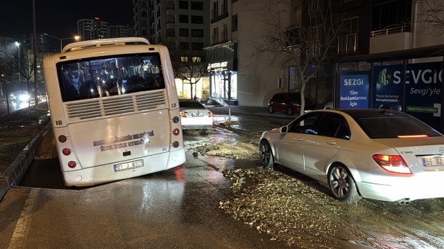 Özel halk otobüsü 1 metrelik çukura düştü