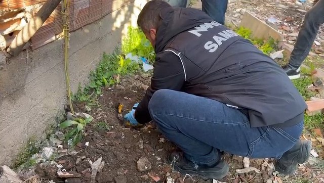 Samsun Canik'te evin bahçesinde uyuşturucu bulundu