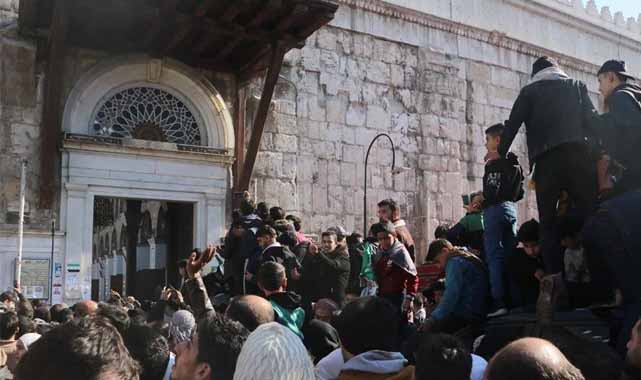 Suriye'de Emevi Camisi'nde izdiham! 4 ölü, 16 yaralı
