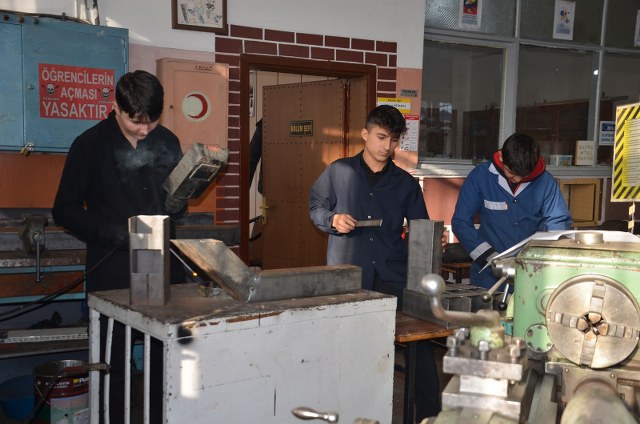 Samsun Bafra Mesleki ve Teknik Anadolu Lisesi öğrencilerinden pelet soba üretimi