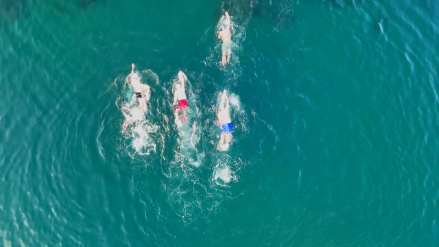 Samsun'da soğuk havaya aldırmadan denize giriyorlar
