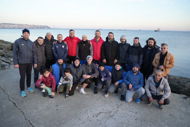 Samsun'da soğuk havaya aldırmadan denize giriyorlar