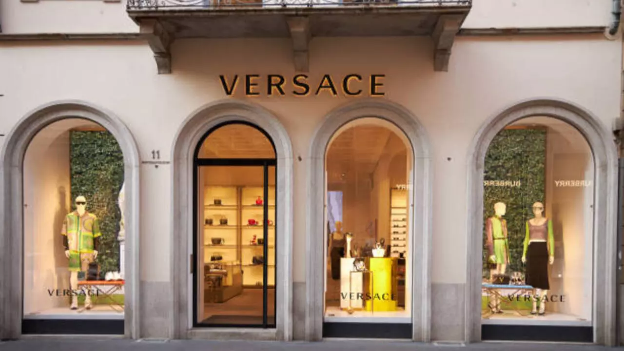 Prada gözünü dev markaya dikti! Versace satılıyor