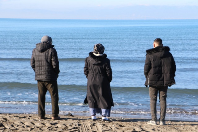 Samsun'da kayıp balıkçının eşi 21 gündür sahilde umutla bekliyor