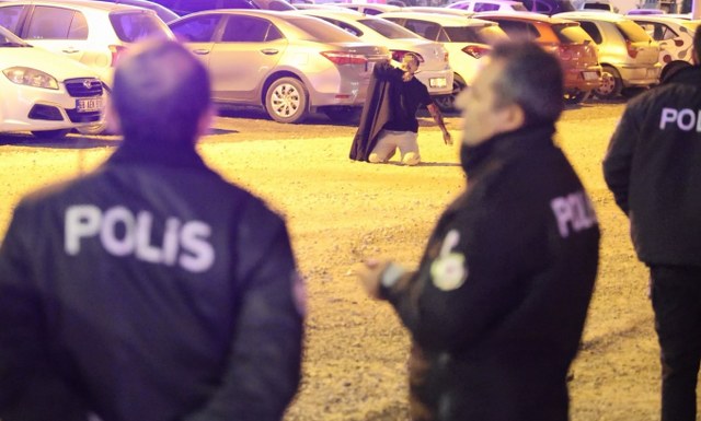 Önce kolunu kesti! Sonra bıçağı boğazına dayadı