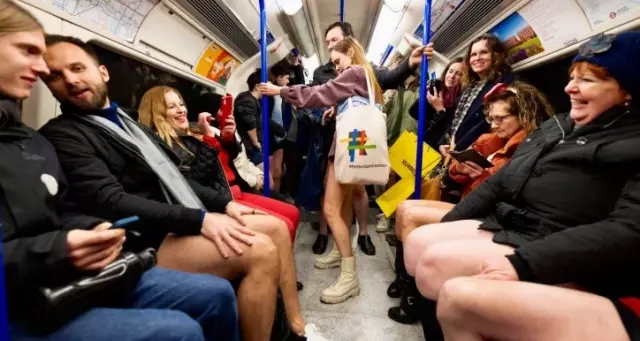 Çıplak bir şekilde metroya binme etkinliği: ‘Pantolonsuz metro yolculuğu’