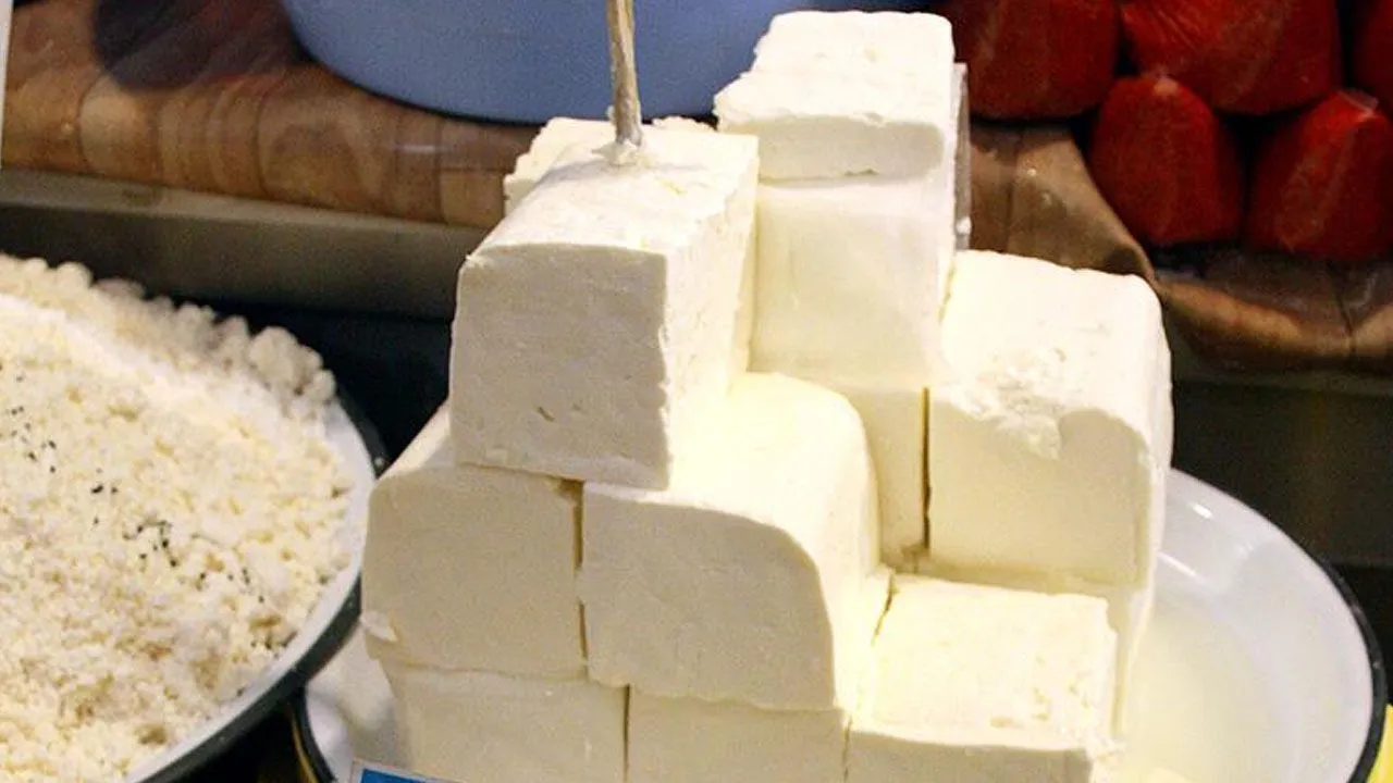 Ünlü peynir devinin ürünlerinde bakteri tespit edildi: Raflardan apar topar toplatılıyor!