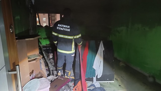 Önce evini yaktı! Sonra yardım istedi