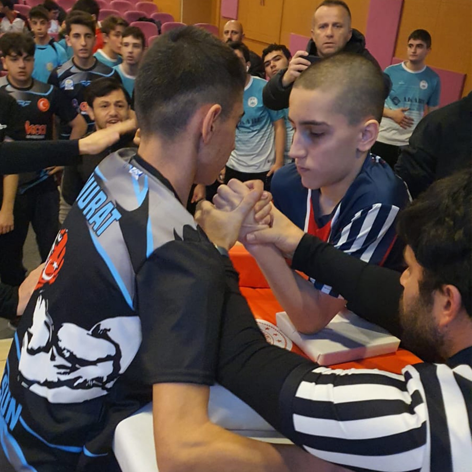 Genç bilek güreşçileri şampiyonluk için ter döktü