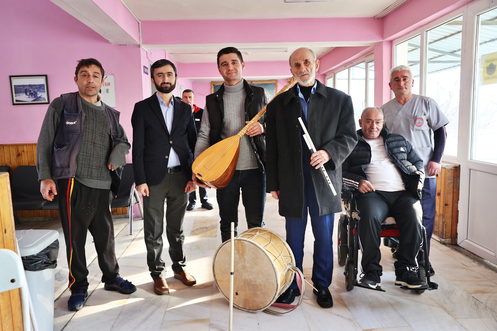 Samsun'da Bayram amca söylüyor, yaşılar moral buluyor