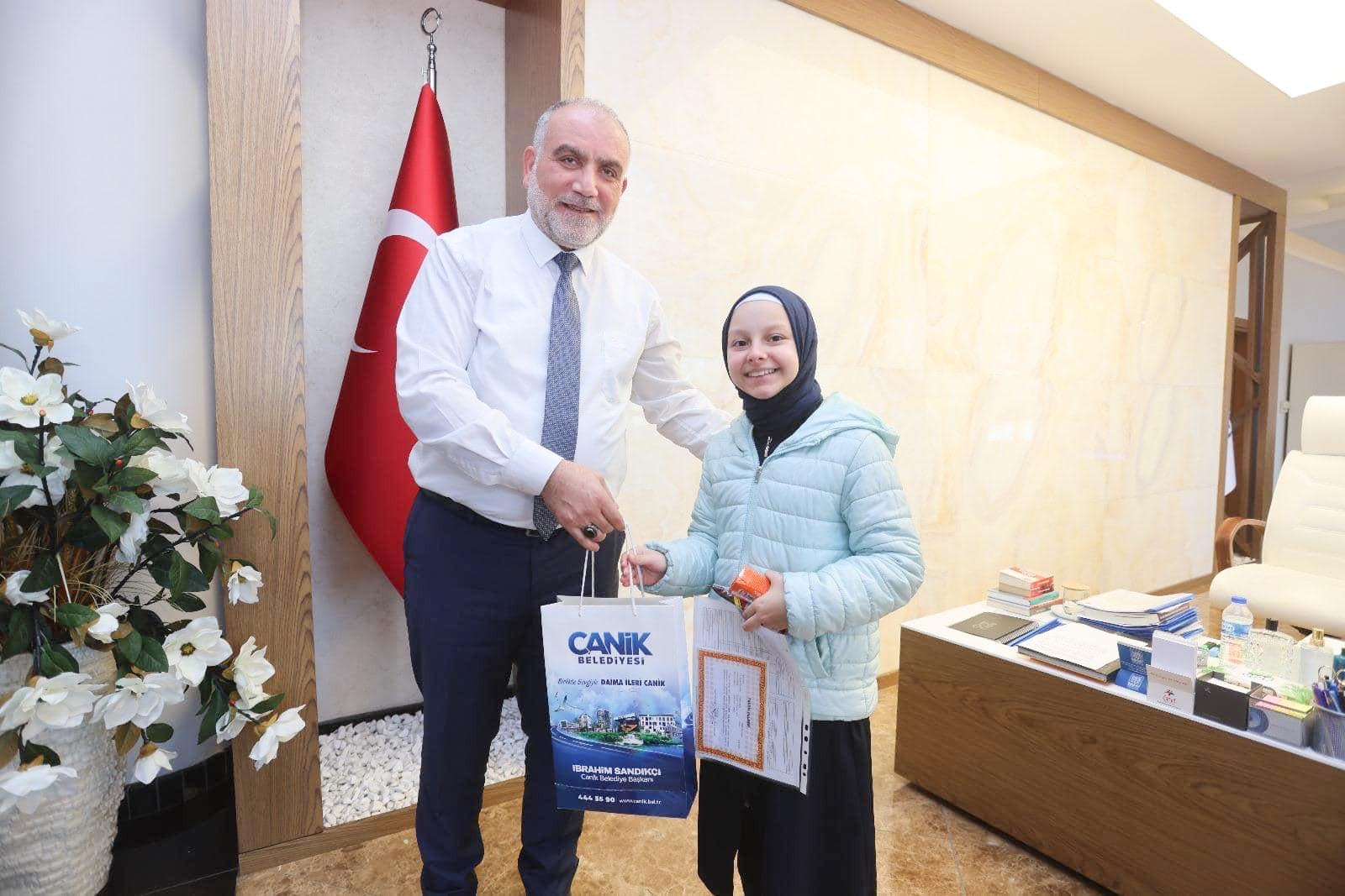 Canik Belediye Başkanı İbrahim Sandıkçı’dan öğrencilere karne hediyesi