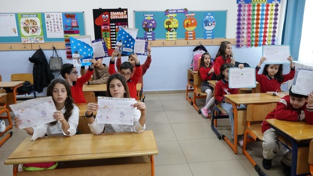 Samsun'da ikiz öğrencilerin karne heyecanı