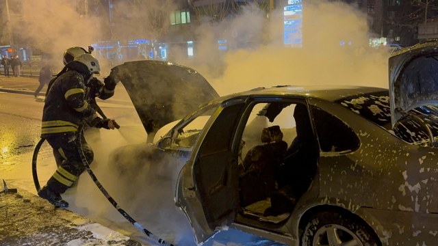 Seyir halindeki araba cayır cayır yandı