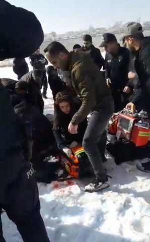 Başıboş köpekler 12 yaşındaki kız çocuğuna saldırdı! Ağır yaralandı