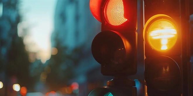 Trafik ışıklarına yeni bir renk ekleniyor: Anlamı ne? Ne için kullanılacak?